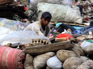 Mereka yang Mengais Rezeki dari Tempat Pembuangan Sampah Mereka yang Mengais Rezeki dari Tempat Pembuangan Sampah
