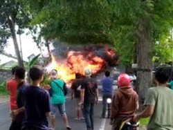 Minibus Angkut BBM dan LPG Ludes Terbakar di Tulungagung