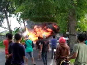 Minibus Angkut BBM dan LPG Ludes Terbakar di Tulungagung Minibus Angkut BBM dan LPG Ludes Terbakar di Tulungagung