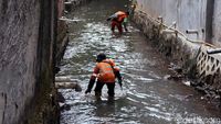 Semangat Pasukan Oranye Bersihkan Sungai di Tengah Pandemi