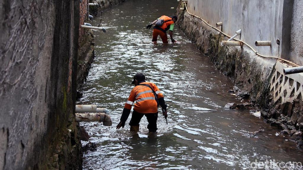 Semangat Pasukan Oranye Bersihkan Sungai di Tengah Pandemi Semangat Pasukan Oranye Bersihkan Sungai di Tengah Pandemi