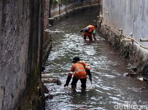 Semangat Pasukan Oranye Bersihkan Sungai di Tengah Pandemi
