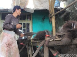 Perjuangan Pembuat Sapu Ijuk Asal Bandung di Tengah Pandemi Corona