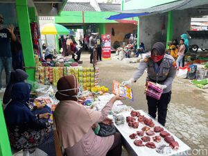 Masker dan Pamflet Terus Dibagikan Cegah COVID-19 di Bojonegoro