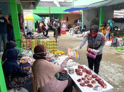 Masker dan Pamflet Terus Dibagikan Cegah COVID-19 di Bojonegoro