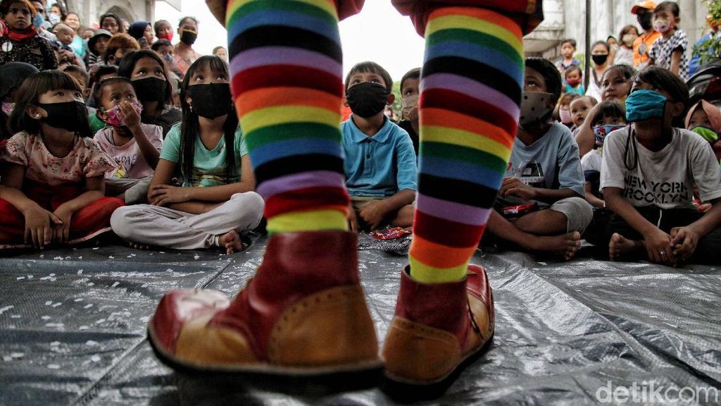Potret Aku Badut Indonesia Siap Hibur Anak-anak Gratis Potret Aku Badut Indonesia Siap Hibur Anak-anak Gratis