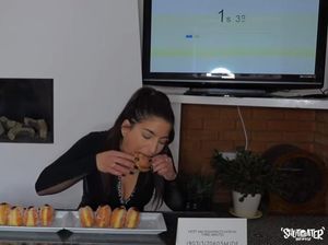 Rekor Makan Donat Isi Selai Terbanyak, 10 Buah dalam 3 Menit!