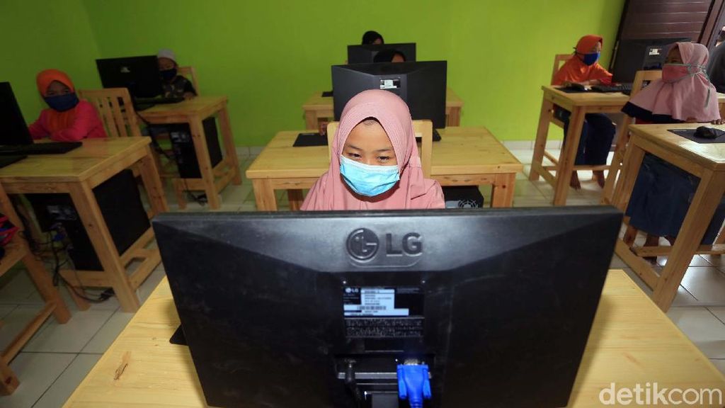 Sekolah Anak Pemulung Bantargebang Kini Miliki Laboratorium Komputer