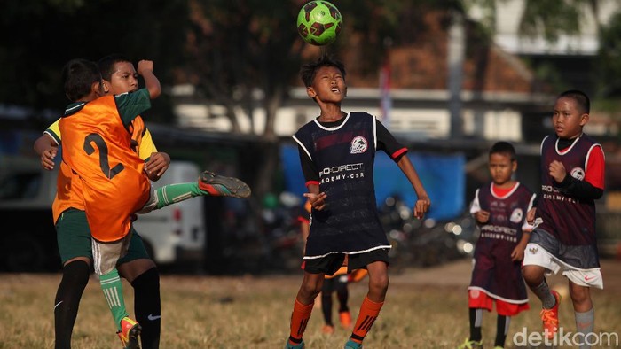 Sepak bola jadi kegiatan yang kerap dilakukan oleh anak-anak di pandemi Corona. Masa libur sekolah pun dimanfaatkan untuk asah kemampuan olah kulit bundar.