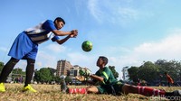Anak-anak tersebut berlatih sepakbola dalam naungan Sekolah Sepak Bola Putra Dewata. Latihan mereka pun cukup rutin, yakni seminggu 4 kali.