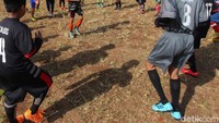 Selain berlatih, anak-anak di sekolah bola tersebut juga kerap mengikuti turnamen guna menjadi bahan evaluasi latihan mereka.