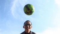 Sesi latihan pun diikuti anak-anak tersebut dengan semangat. Pasalnya sepakbola juga menjadi salah satu hobi mereka.
