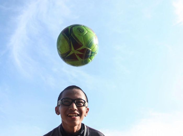 Semangat Anak-anak Ibu Kota Berlatih Sepak Bola di Masa Pandemi Sepak bola jadi kegiatan yang kerap dilakukan oleh anak-anak di pandemi Corona. Masa libur sekolah pun dimanfaatkan untuk asah kemampuan olah kulit bundar.