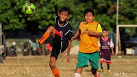 Tak hanya menjadi ajang untuk melatih kemampuan dalam mengolah kulit bundar, bermain sepakbola juga jadi salah satu hiburan bagi anak-anak tersebut di masa pandemi COVID-19.