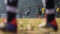 Sejumlah anak berlatih sepakbola di lapangan Jenderal Urip, Jakarta, Selasa (23/6/2020).