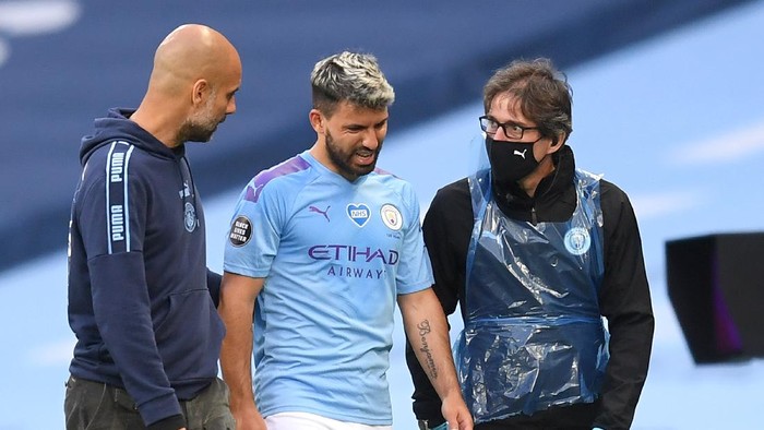 MANCHESTER, ENGLAND - JUNE 22: Sergio Aguero of Manchester City comes off the pitch injured as he speaks with Pep Guardiola, Manager of Manchester City  during the Premier League match between Manchester City and Burnley FC at Etihad Stadium on June 22, 2020 in Manchester, England. Football stadiums around Europe remain empty due to the Coronavirus Pandemic as Government social distancing laws prohibit fans inside venus resulting in all fixtures being played behind closed doors. (Photo by Michael Regan/Getty Images)