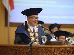 Cerita Prof. Sutrisna Wibawa yang Viral karena Jadi Rektor Idaman Mahasiswa