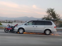 Kelewatan! Minivan Tabrak Lari Pemotor...Motornya Ikut Dibawa Kabur