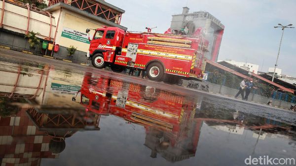 Damkar Sterilkan Terminal Blok M dari Corona