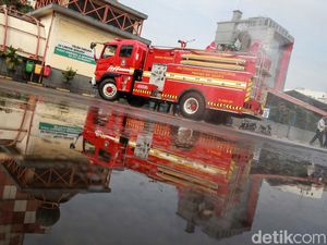 Damkar Sterilkan Terminal Blok M dari Corona