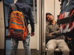 Tidur Colongan di KRL Ternyata Ada Manfaatnya Lho, Apa Saja?