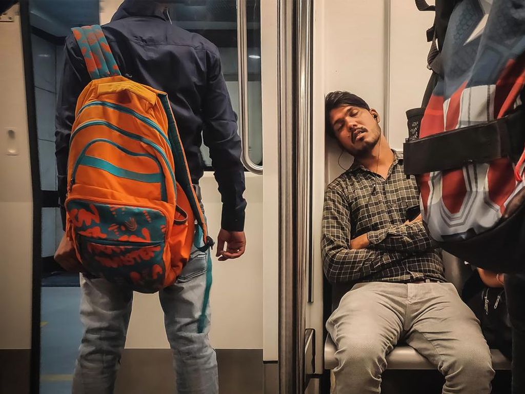 Pulang Kemalaman? Ini Tips Agar Tak Bablas Ketiduran di KRL Pulang Kemalaman? Ini Tips Agar Tak Bablas Ketiduran di KRL