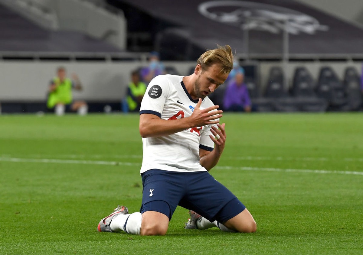 Ayolah, Spurs! Raih Trofi demi Harry Kane (2020 Pool/Pool)