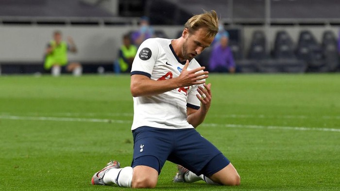LONDON, ENGLAND - JUNE 23: Harry Kane of Tottenham Hotspur reacts after a missed chance during the Premier League match between Tottenham Hotspur and West Ham United at Tottenham Hotspur Stadium on June 23, 2020 in London, England. Football Stadiums around Europe remain empty due to the Coronavirus Pandemic as Government social distancing laws prohibit fans inside venues resulting in all fixtures being played behind closed doors. (Photo by Neil Hall/Pool via Getty Images)