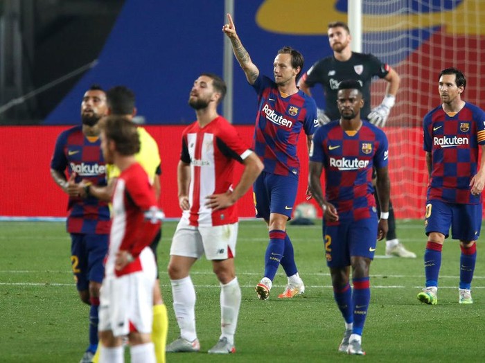 BARCELONA, SPAIN - JUNE 23: Ivan Rakitic of Barcelona celebrates after scoring his sides first goal witj team mates during the Liga match between FC Barcelona and Athletic Club at Camp Nou on June 23, 2020 in Barcelona, Spain. Football Stadiums around Europe remain empty due to the Coronavirus Pandemic as Government social distancing laws prohibit fans inside venues resulting in all fixtures being played behind closed doors. (Photo by Eric Alonso/Getty Images)
