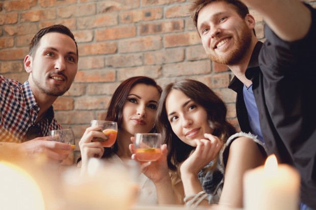 Cewek Gemini mudah beradaptasi dengan orang yang baru dikenalnya. Ia juga bisa dengan gampang mengikuti arah pembicaraan orang lain meski belum lama kenal.