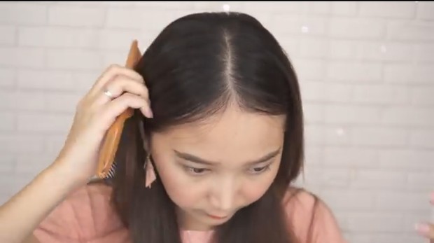 Langkah pertama memotong poni Korea adalah membelah tengah rambut menjadi dua bagian. Bagi rambut menjadi sama rata.