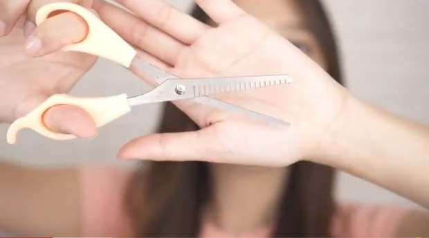 Gunakan gunting khusus untuk menggunting poni ala Korea.