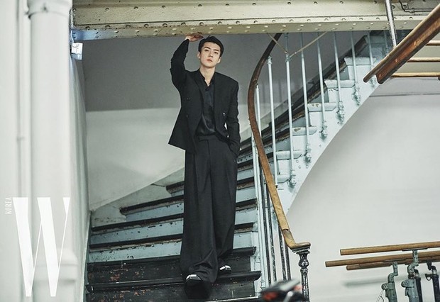 Sehun EXO/instagram.com/ohsehunlife Dengan tatapannya yang dalam Sehun memiliki aura bak anak Raja