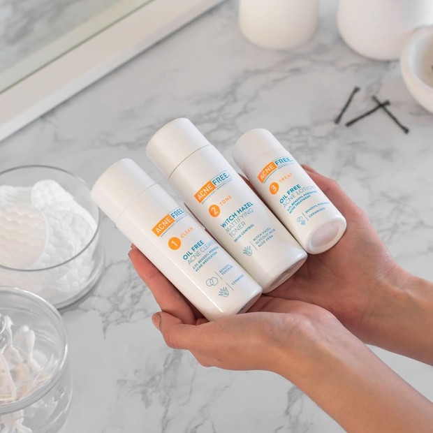 AcneFree Oil Free 24 Hour Clearing System terdiri atas tiga langkah, yakni cleanser, toner, dan krim jerawat.