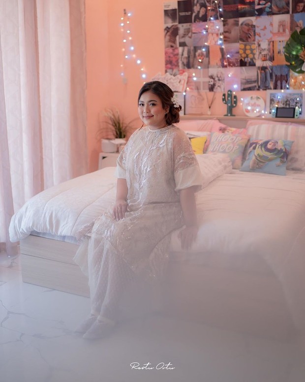 Dress berwarna soft memiliki potongan terusan dan lebar.