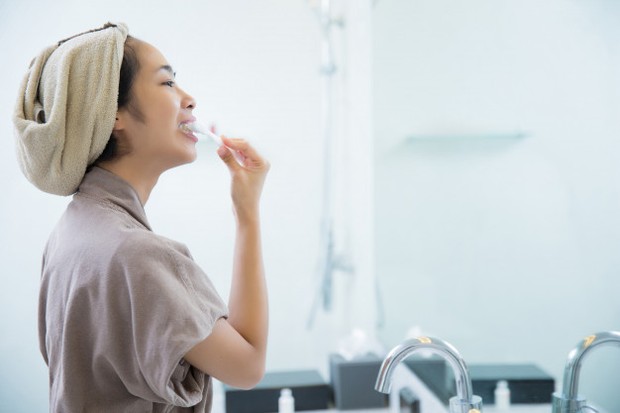 sumber: Freepik.com Ilustrasi: penyebab sariawan adalah menyikat gigi terlalu kasar