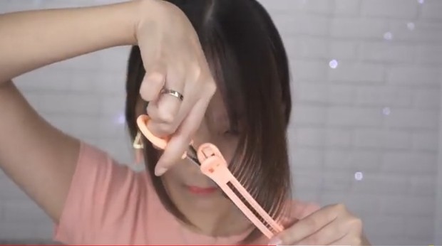 Gunting poni rambut bagian kiri dan kanan secara diagonal atau mengarah sesuai dengan sisi wajah.