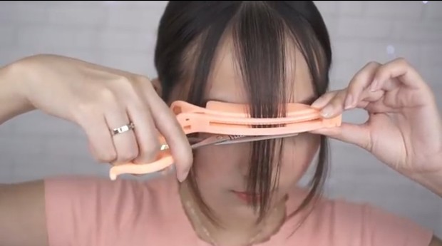 Gunting poni bagian tengah sampai rata dengan panjang sejajar garis mata bawah.