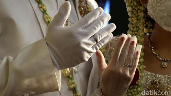 Beginilah Menikah Era New Normal, Pakai Cincin Kawin di Atas Sarung Tangan
