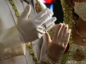 Beginilah Menikah Era New Normal, Pakai Cincin Kawin di Atas Sarung Tangan