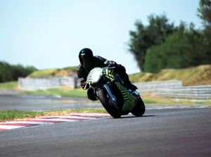 Motor Pertama Aston Martin Mulai Dikirim ke Tangan Konsumen