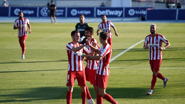LA NUCIA, SPAIN - JUNE 23: Saul Niguez and Atletico team mates celebrate their first goal, an own goal scored by Bruno Gonzalez of Levante  during the Liga match between Levante UD and Club Atletico de Madrid at Estadi Olimpic Camilo Cano on June 23, 2020 in La Nucia, Spain. Football Stadiums around Europe remain empty due to the Coronavirus Pandemic as Government social distancing laws prohibit fans inside venues resulting in all fixtures being played behind closed doors. (Photo by Alex Caparros/Getty Images)
