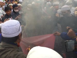 Massa Tolak RUU HIP Bakar Bendera Palu Arit di Depan DPR