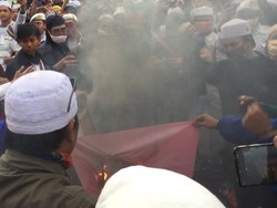 Massa Tolak RUU HIP Bakar Bendera Palu Arit di Depan DPR