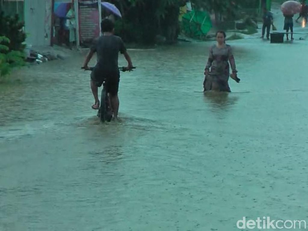 Hujan Deras, Sejumlah Ruas Jalan di Mamuju Terendam Banjir Hujan Deras, Sejumlah Ruas Jalan di Mamuju Terendam Banjir