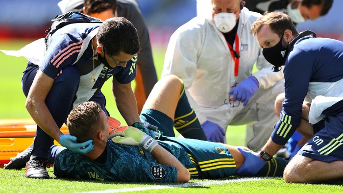 BRIGHTON, ENGLAND - JUNE 20: Bernd Leno of Arsenal receives medical treatment during the Premier League match between Brighton & Hove Albion and Arsenal FC at American Express Community Stadium on June 20, 2020 in Brighton, England. Football Stadiums around Europe remain empty due to the Coronavirus Pandemic as Government social distancing laws prohibit fans inside venues resulting in all fixtures being played behind closed doors. (Photo by Richard Heathcote/Getty Images)