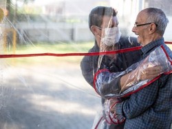 Panti Jompo Ini Ciptakan Bilik Pelukan untuk Obati Rindu Saat Pandemi