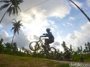 Mengintip Aksi Anak-anak Penggila BMX Minicross di Pangandaran Mengintip Aksi Anak-anak Penggila BMX Minicross di Pangandaran