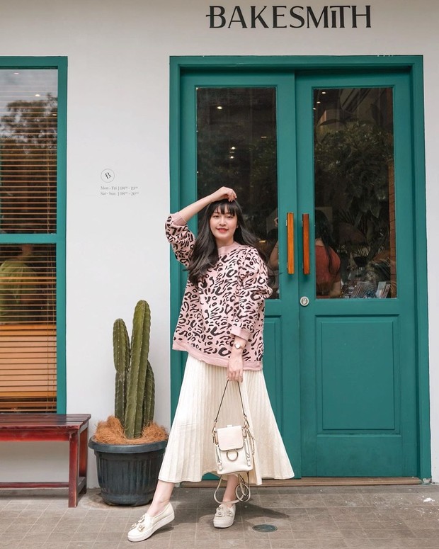 Tips tampil kasual dengan rok plisket ala Vanessa Andrea