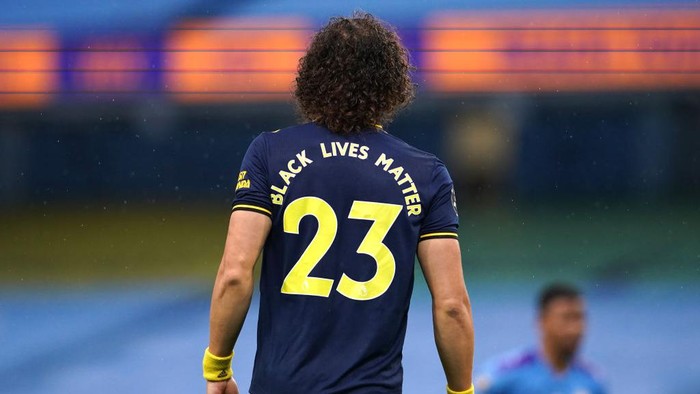 MANCHESTER, ENGLAND - JUNE 17: Black Lives Matter slogan is seen on the back of for David Luiz of Arsenal as he looks on during the Premier League match between Manchester City and Arsenal FC at Etihad Stadium on June 17, 2020 in Manchester, United Kingdom. (Photo by Dave Thompson/ Pool via Getty Images)